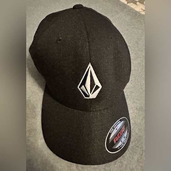 Volcom Other - NWT Volcom flexfit full stone Heather hat size S/M